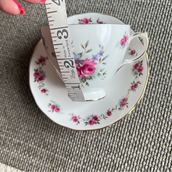 Queen Anne bone china floral pattern, pink mini roses, gold rims,vintage,England - Picture 7 of 10